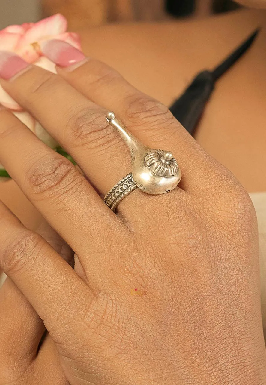 Floral Motif Sitar Shaped Trendy Ring