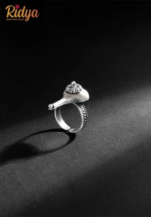 Floral Motif Sitar Shaped Trendy Ring
