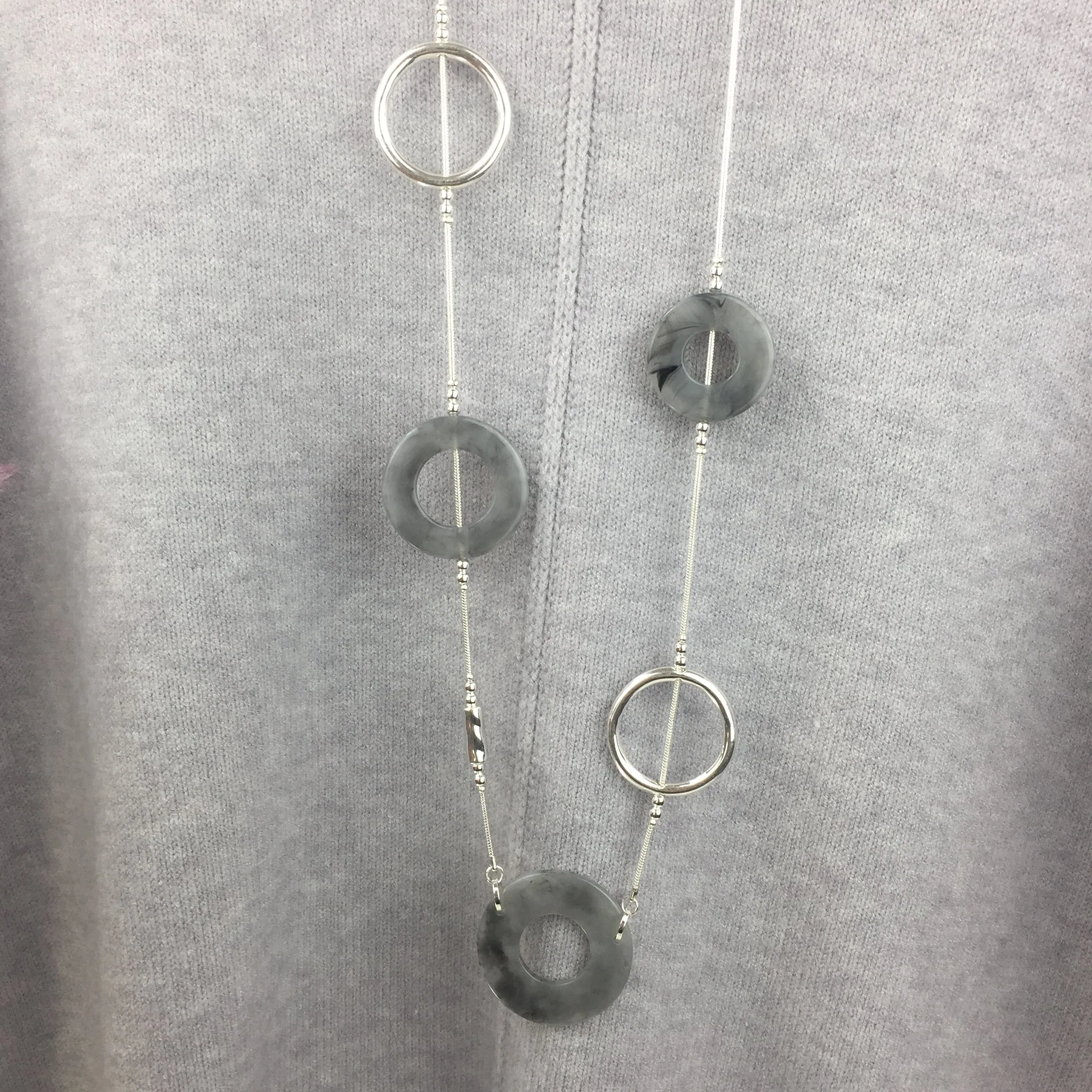 GREY RESIN & HOOP NECKLACE