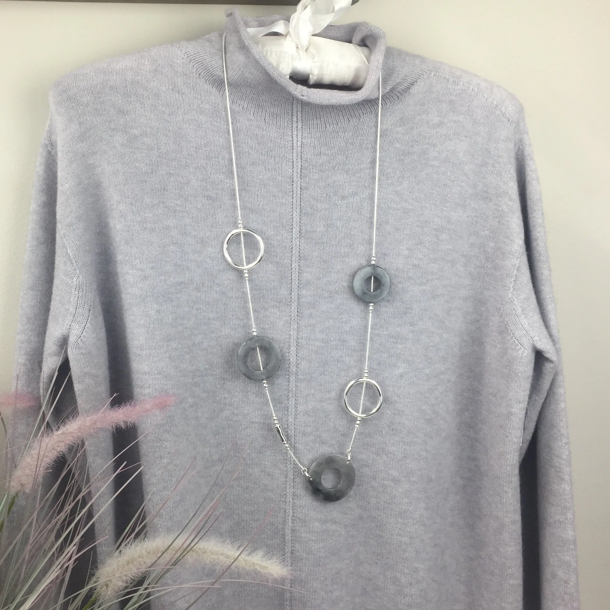 GREY RESIN & HOOP NECKLACE