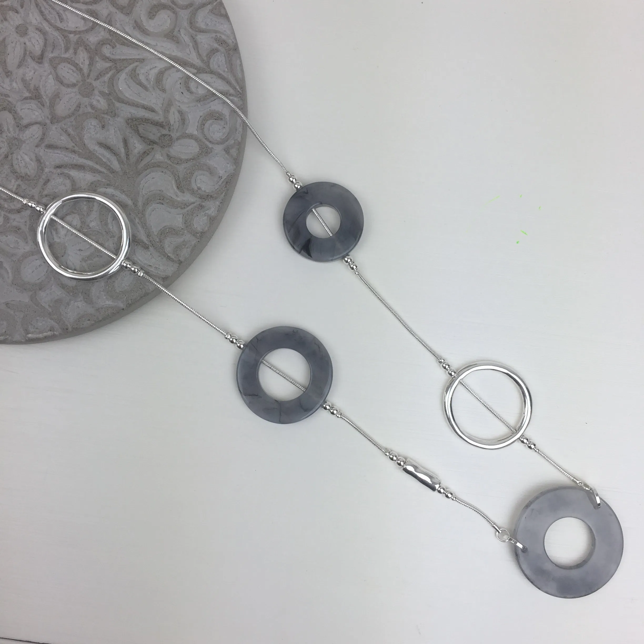 GREY RESIN & HOOP NECKLACE