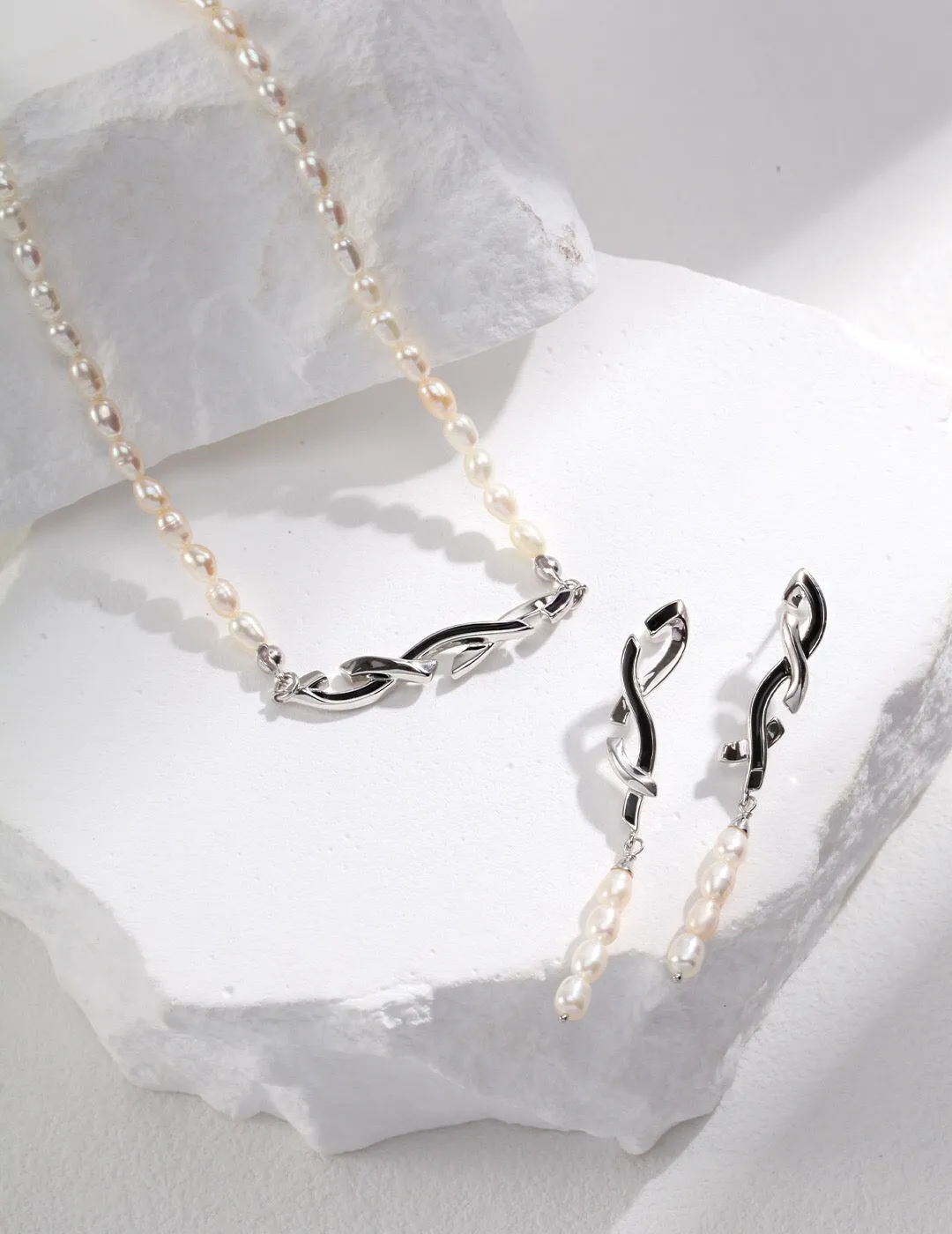 Pearl Ribbon Necklace in Gold Vermeil